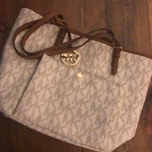 Michael Kors hand bag. Jet Set tote!